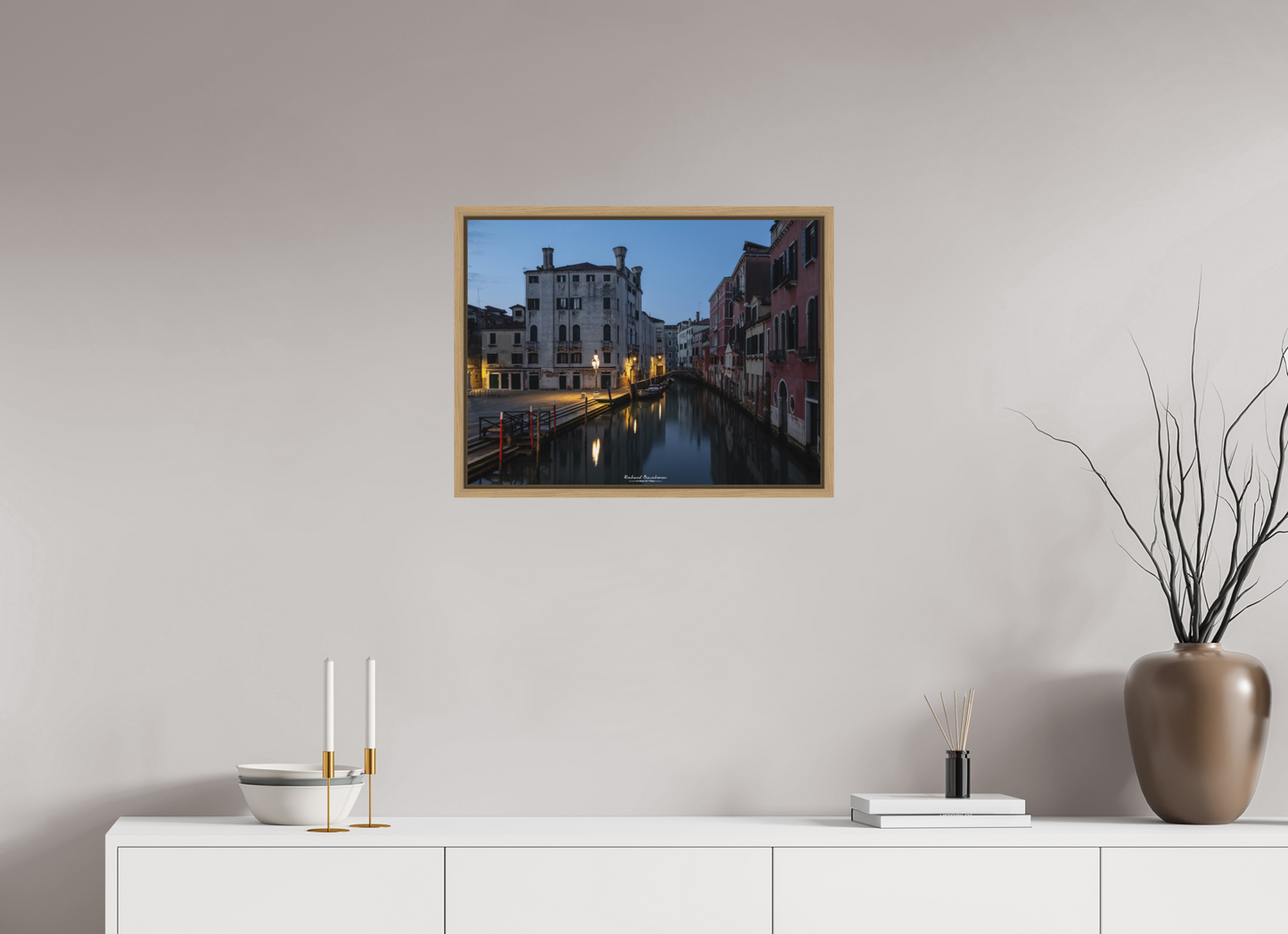60 x 45 cm, Impression sur support rigide (Forex) avec cadre élégant type “caisse américaine” Venise au crépuscule : canal silencieux et lumière dorée