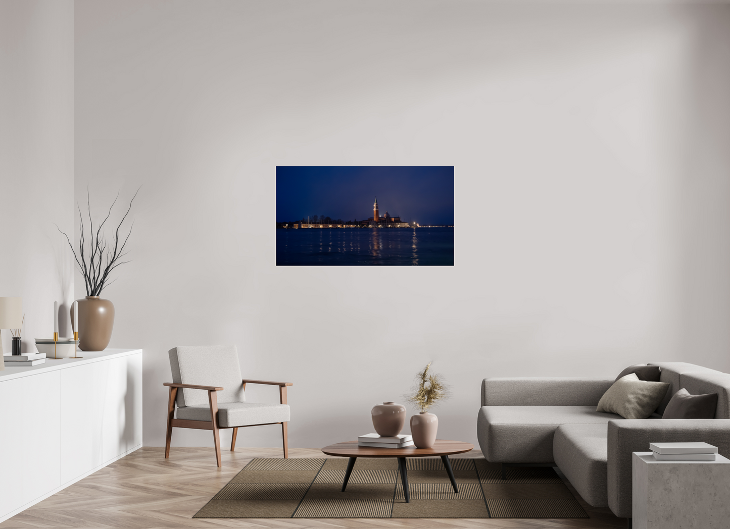 128 x 72 cm, Tirage couleur sur support solide en aluminium, recouvert d’une protection transparente (plexiglas). Venice Nocturne – Lights of San Giorgio Maggiore
