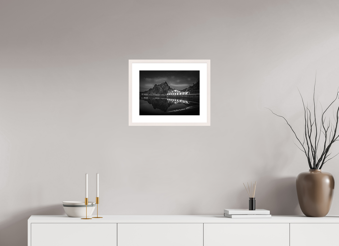 40 x 30 cm, Tirage Fine Art 30×40 cm — Passe-partout — Cadre A la nuit tombante | Photographie paysage architectural nocturne artistique en noir et blanc