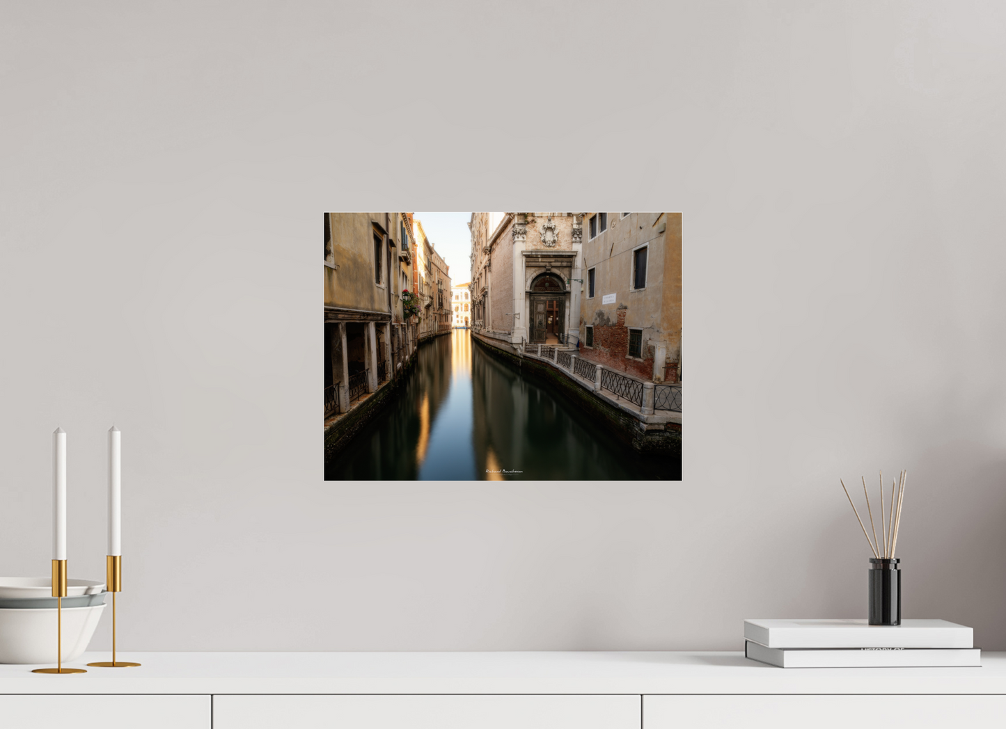40 x 30 cm, Tirage couleur sur support solide en aluminium, recouvert d’une protection transparente (plexiglas). Venise au crépuscule : canal silencieux et lumière dorée