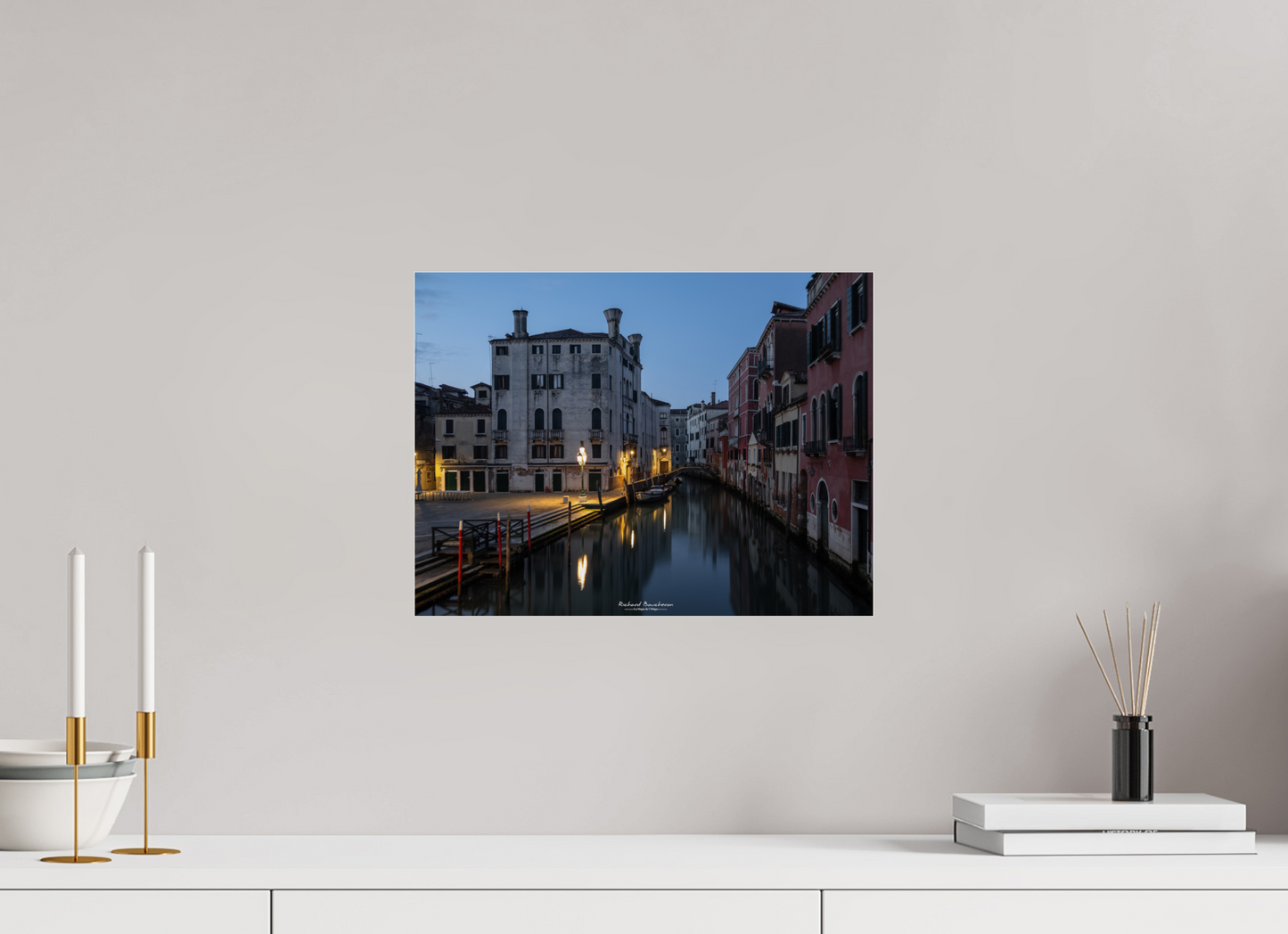 40 x 30 cm, Tirage couleur sur support solide en aluminium, recouvert d’une protection transparente (plexiglas). Venise au crépuscule : canal silencieux et lumière dorée