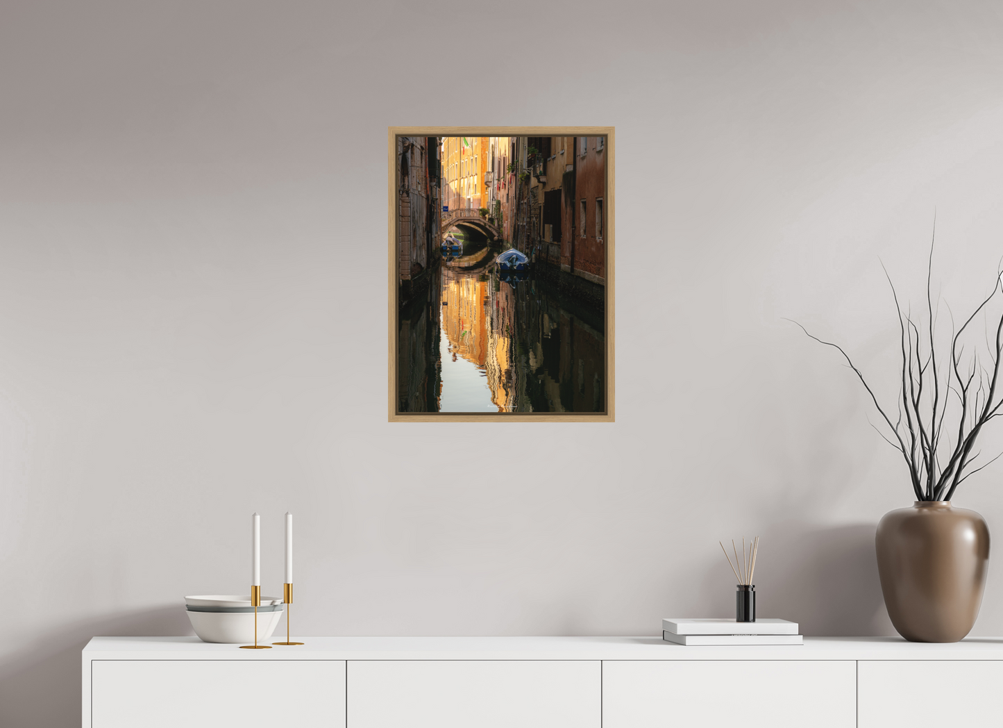 45 x 60 cm, Impression sur support rigide (Forex) avec cadre élégant type “caisse américaine” Venise intime : un canal silencieux baigné de lumière