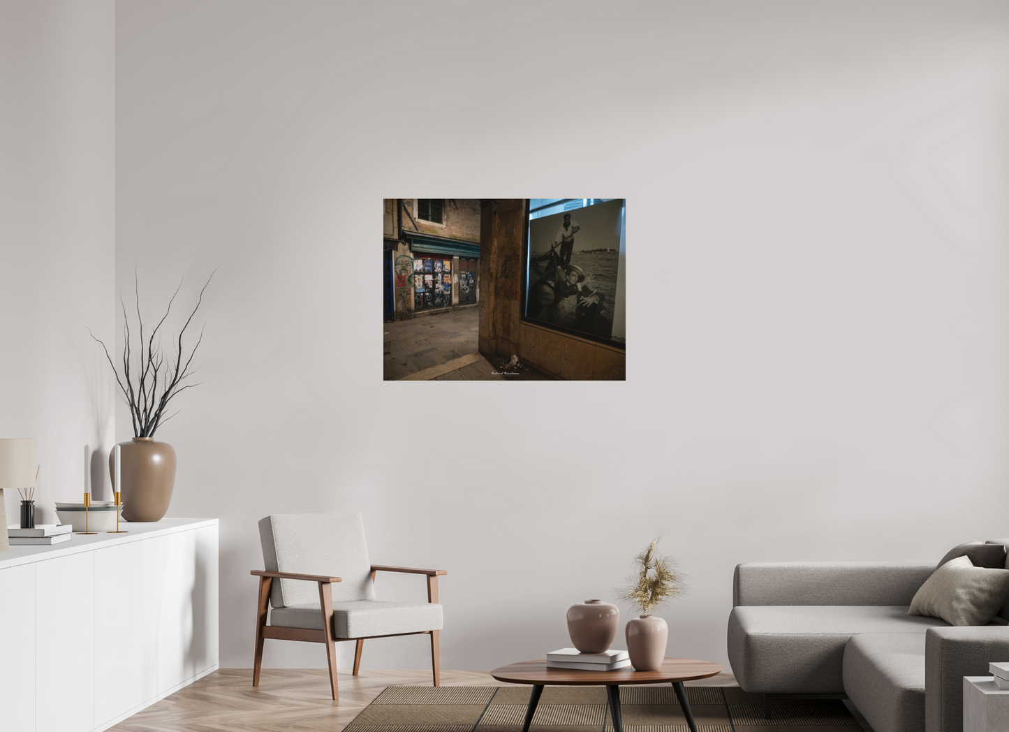100 x 75 cm, Impression directe couleur ou noir et blanc sur plaque d'aluminium (Solidité-Durabilité) “Venise entre ombre et mémoire : art urbain et gondole intemporelle”