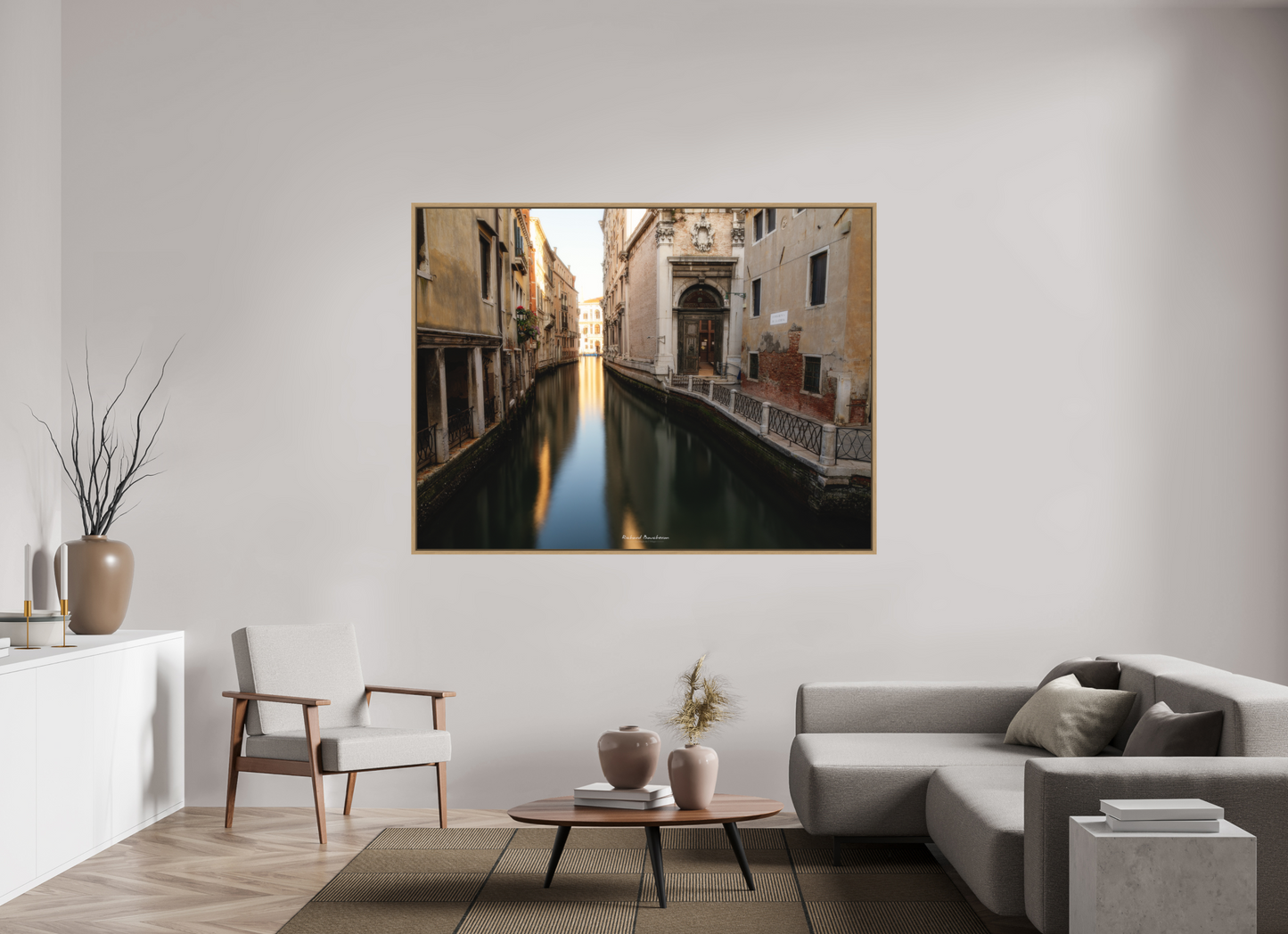 180 x 135 cm, Impression sur support rigide (Forex) avec cadre élégant type “caisse américaine” Venise au crépuscule : canal silencieux et lumière dorée