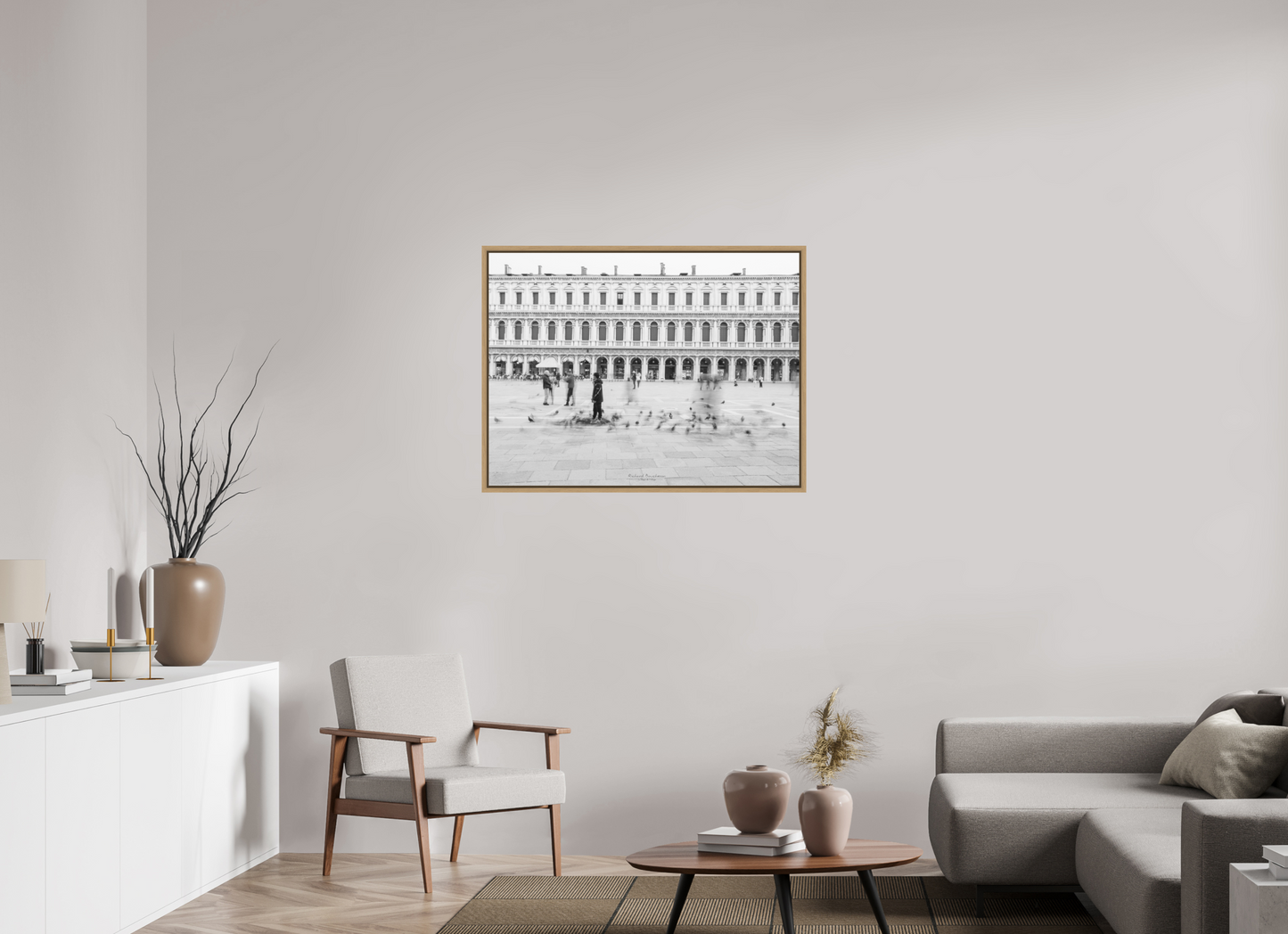 100 x 75 cm, Impression sur support rigide (Forex) avec cadre élégant type “caisse américaine” Dans le mouvement de la place Saint-Marc – Photographie noir et blanc