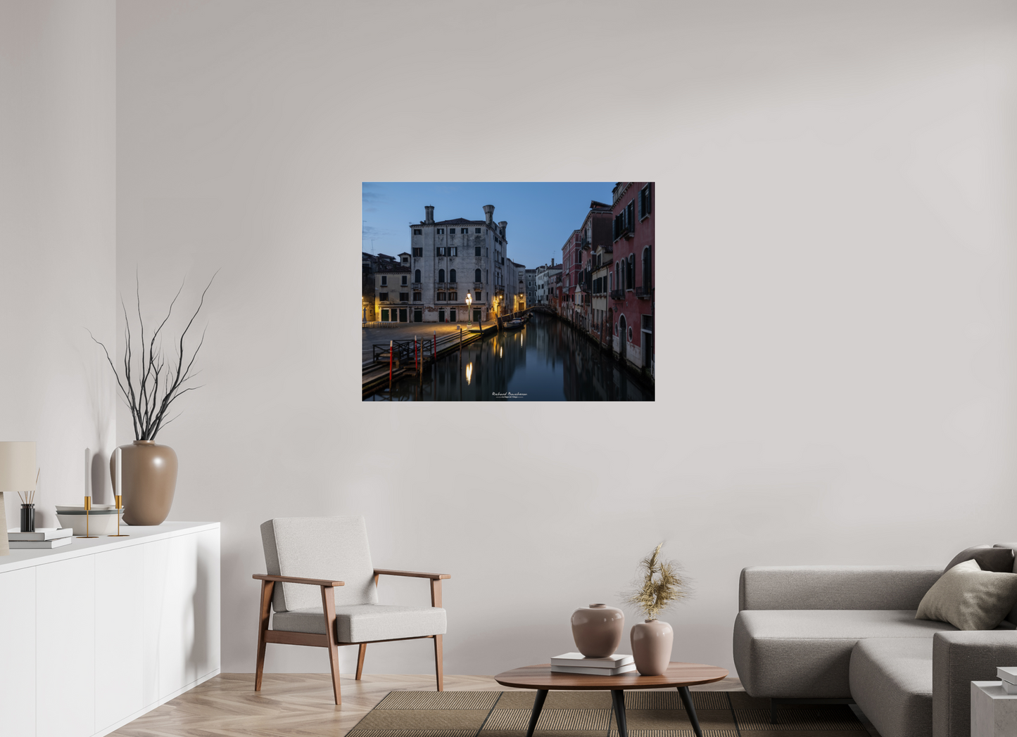 120 x 90 cm, Tirage couleur sur support solide en aluminium, recouvert d’une protection transparente (plexiglas). Venise au crépuscule : canal silencieux et lumière dorée