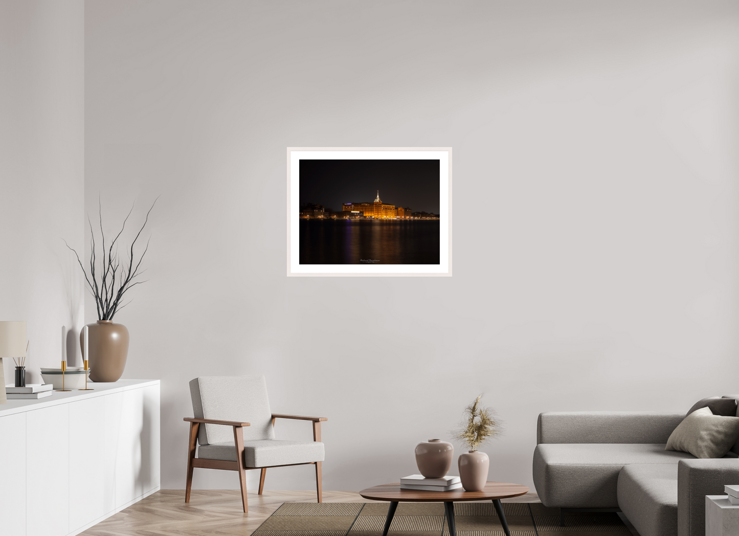 80 x 60 cm, Tirage Fine Art 30×40 cm — Passe-partout — Cadre “Architecture historique illuminée de nuit – Reflets sur le canal et ambiance sereine”